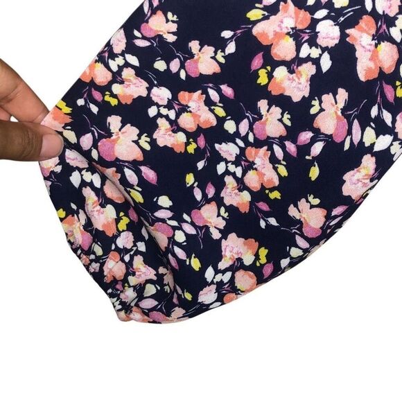 357. Counterparts v-neck floral blouse size large NWT - Picture 4 of 7